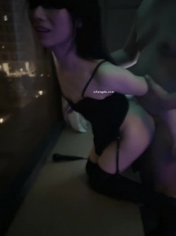 超顶级绿帽博主，【暖暖小淫妻】，看老婆被各单男干，95年的，超级骚，还有3P 截图16