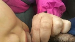 男：妈的骚母狗，他妈的开着开车呢，让她给我吃她还不愿意，非得让我找个地，贱不贱。 骚婆娘：你贱你公狗，你奶奶的你敢录，不要录我脸！ 截图1