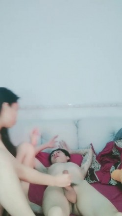 爆草骚气孕妇，年轻露脸性感纹身就是想要了跟小哥激情啪啪，口交大鸡巴让小哥舔逼，多体位爆草抽插真的好骚 截图2