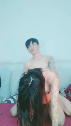 爆草骚气孕妇，年轻露脸性感纹身就是想要了跟小哥激情啪啪，口交大鸡巴让小哥舔逼，多体位爆草抽插真的好骚 截图8