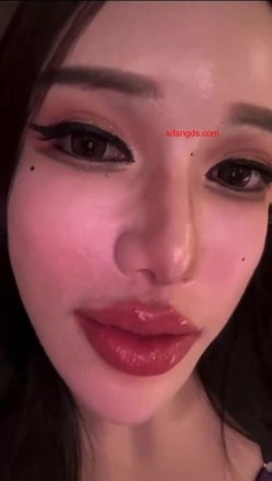 穷人女神金主母狗！巨乳绿茶婊【顾灵曦】私拍福利，吃屌车震道具自慰，被土豪无套射了满背 截图5