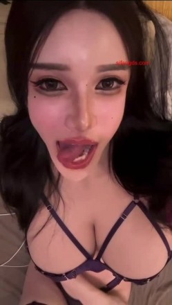 穷人女神金主母狗！巨乳绿茶婊【顾灵曦】私拍福利，吃屌车震道具自慰，被土豪无套射了满背 截图8