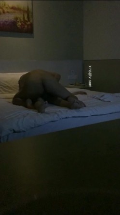 真实勾搭约啪漂亮数学老师 刚逛完街就约到宾馆做爱 各式姿势一顿抽插猛操 挺抗操 完美露脸 截图10