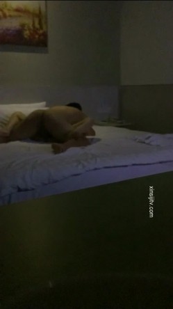 真实勾搭约啪漂亮数学老师 刚逛完街就约到宾馆做爱 各式姿势一顿抽插猛操 挺抗操 完美露脸 截图13
