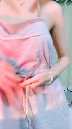 ️超好看的D杯奶子裸舞，短发高颜值【七仙女】逼塞跳蛋大摆锤nobody骚舞献上 截图15
