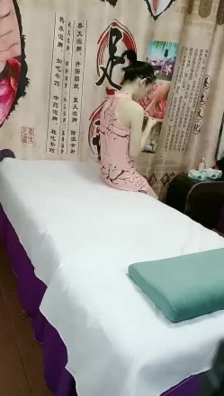 女子爱装纯深夜小哥撩骚黑丝旗袍女技师，按着头口交大鸡巴，直接扒光床上各种体位无套抽插爆草内射骚穴刺激 截图3