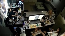 黑客破解办公室摄像头偷拍 纹身老板下班和女职员一边看片一边啪啪射在她屁股上 截图1