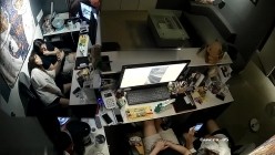 黑客破解办公室摄像头偷拍 纹身老板下班和女职员一边看片一边啪啪射在她屁股上 截图2