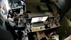 黑客破解办公室摄像头偷拍 纹身老板下班和女职员一边看片一边啪啪射在她屁股上 截图3