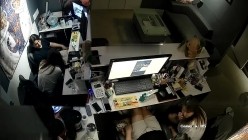 黑客破解办公室摄像头偷拍 纹身老板下班和女职员一边看片一边啪啪射在她屁股上 截图4