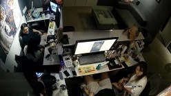 黑客破解办公室摄像头偷拍 纹身老板下班和女职员一边看片一边啪啪射在她屁股上 截图5