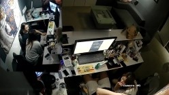 黑客破解办公室摄像头偷拍 纹身老板下班和女职员一边看片一边啪啪射在她屁股上 截图6