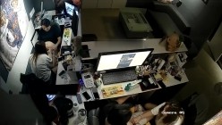 黑客破解办公室摄像头偷拍 纹身老板下班和女职员一边看片一边啪啪射在她屁股上 截图7