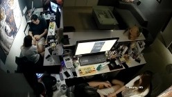 黑客破解办公室摄像头偷拍 纹身老板下班和女职员一边看片一边啪啪射在她屁股上 截图8