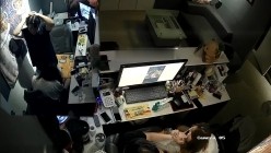 黑客破解办公室摄像头偷拍 纹身老板下班和女职员一边看片一边啪啪射在她屁股上 截图9