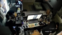 黑客破解办公室摄像头偷拍 纹身老板下班和女职员一边看片一边啪啪射在她屁股上 截图10