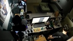 黑客破解办公室摄像头偷拍 纹身老板下班和女职员一边看片一边啪啪射在她屁股上 截图11