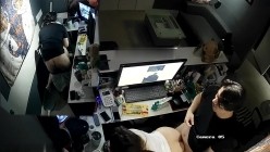 黑客破解办公室摄像头偷拍 纹身老板下班和女职员一边看片一边啪啪射在她屁股上 截图12