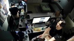 黑客破解办公室摄像头偷拍 纹身老板下班和女职员一边看片一边啪啪射在她屁股上 截图13