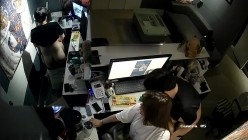 黑客破解办公室摄像头偷拍 纹身老板下班和女职员一边看片一边啪啪射在她屁股上 截图14