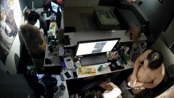 黑客破解办公室摄像头偷拍 纹身老板下班和女职员一边看片一边啪啪射在她屁股上 截图15