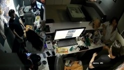 黑客破解办公室摄像头偷拍 纹身老板下班和女职员一边看片一边啪啪射在她屁股上 截图16