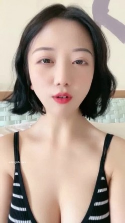 抖音妹！胸好大【像个小男孩一样】下海赚钱 收费全裸 好看 截图4