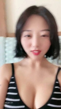 抖音妹！胸好大【像个小男孩一样】下海赚钱 收费全裸 好看 截图7