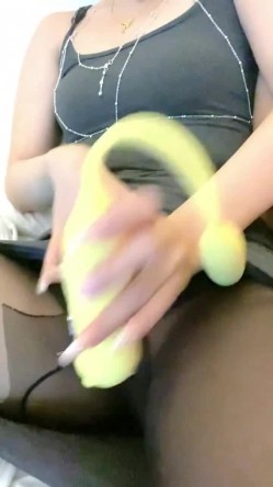 白丝高跟露脸美女兼职挣外快，颜值高大长腿镜头前揉奶玩逼诱惑狼友，掰开给狼友看特写，表情好骚呻吟可射 截图6
