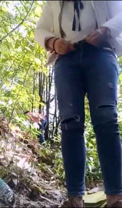 两个农村留守骚妇小姑子和嫂子勾引生产队里的护林员一起在野外小树林双飞对白淫荡刺激 截图6