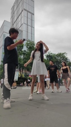 大神偷拍美女裙底 ️制服jk小姐姐逛街..白色丝袜正面破了个大洞前后被CD ️白色连衣裙女大学生这么清纯却穿着性感窄内 截图1