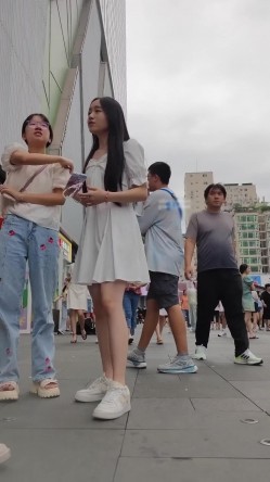 大神偷拍美女裙底 ️制服jk小姐姐逛街..白色丝袜正面破了个大洞前后被CD ️白色连衣裙女大学生这么清纯却穿着性感窄内 截图2