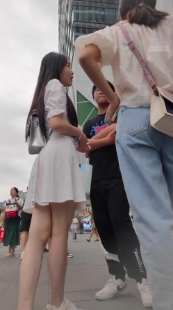 大神偷拍美女裙底 ️制服jk小姐姐逛街..白色丝袜正面破了个大洞前后被CD ️白色连衣裙女大学生这么清纯却穿着性感窄内 截图3