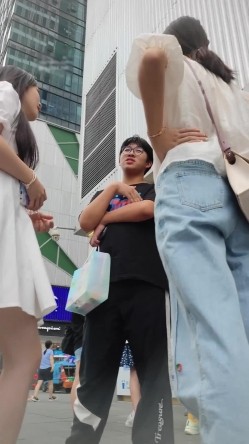 大神偷拍美女裙底 ️制服jk小姐姐逛街..白色丝袜正面破了个大洞前后被CD ️白色连衣裙女大学生这么清纯却穿着性感窄内 截图4