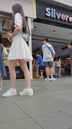 大神偷拍美女裙底 ️制服jk小姐姐逛街..白色丝袜正面破了个大洞前后被CD ️白色连衣裙女大学生这么清纯却穿着性感窄内 截图7