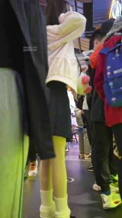 大神偷拍美女裙底 ️制服jk小姐姐逛街..白色丝袜正面破了个大洞前后被CD ️白色连衣裙女大学生这么清纯却穿着性感窄内 截图8