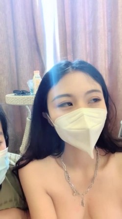 《周导的夏天》女大学生挣钱堕胎约男技师上门服务闺蜜偷拍结果在浴室就干起来了 截图1