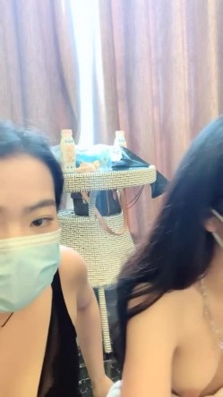 《周导的夏天》女大学生挣钱堕胎约男技师上门服务闺蜜偷拍结果在浴室就干起来了 截图2