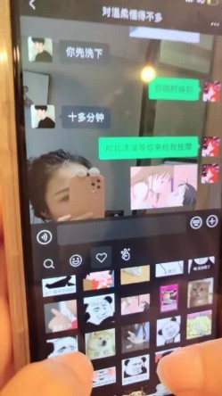 《周导的夏天》女大学生挣钱堕胎约男技师上门服务闺蜜偷拍结果在浴室就干起来了 截图3