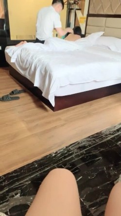 《周导的夏天》女大学生挣钱堕胎约男技师上门服务闺蜜偷拍结果在浴室就干起来了 截图9