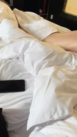 《周导的夏天》女大学生挣钱堕胎约男技师上门服务闺蜜偷拍结果在浴室就干起来了 截图14