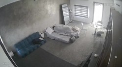 黑客破解家庭网络摄像头偷拍住毛坯房的年轻情侣疯狂做爱有时一天做爱几次 截图3