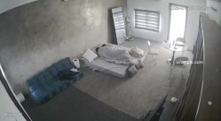 黑客破解家庭网络摄像头偷拍住毛坯房的年轻情侣疯狂做爱有时一天做爱几次 截图4