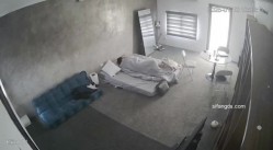 黑客破解家庭网络摄像头偷拍住毛坯房的年轻情侣疯狂做爱有时一天做爱几次 截图7