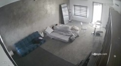 黑客破解家庭网络摄像头偷拍住毛坯房的年轻情侣疯狂做爱有时一天做爱几次 截图9