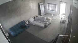 黑客破解家庭网络摄像头偷拍住毛坯房的年轻情侣疯狂做爱有时一天做爱几次 截图10