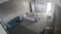 黑客破解家庭网络摄像头偷拍住毛坯房的年轻情侣疯狂做爱有时一天做爱几次 截图12