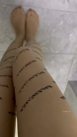 快手116万粉丝 极品美女【初晴】定制骚舞大尺度 情趣露内露B 截图3