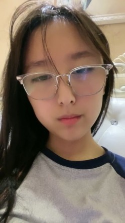 眼镜学生妹！表情酷酷很高冷！近期下海不容错过，脱下内裤翘臀肥穴，掰穴特写洞洞紧致，手指磨蹭 截图1