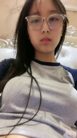 眼镜学生妹！表情酷酷很高冷！近期下海不容错过，脱下内裤翘臀肥穴，掰穴特写洞洞紧致，手指磨蹭 截图3